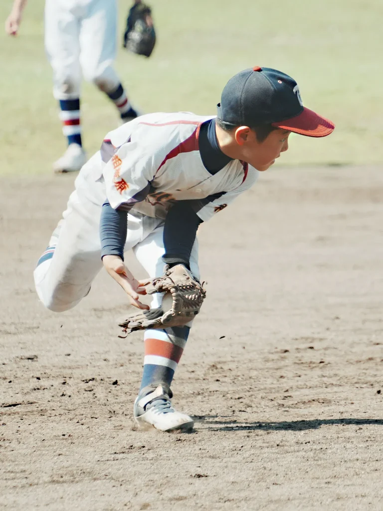 ベイサイドフォト2026 ベストプレー賞「次を狙う 強い視線」。試合中のショートの選手を撮影した写真