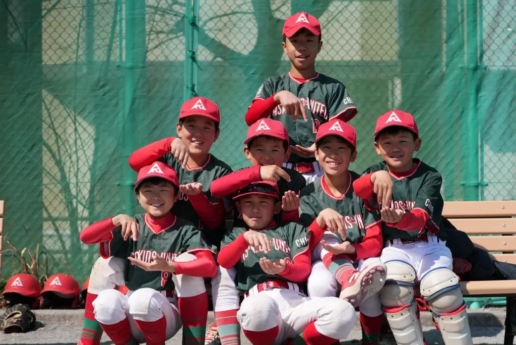 ベイサイドフォト2026 ベストスマイル賞「みんなでお茶たてポーズ」。野球少年たちの記念写真